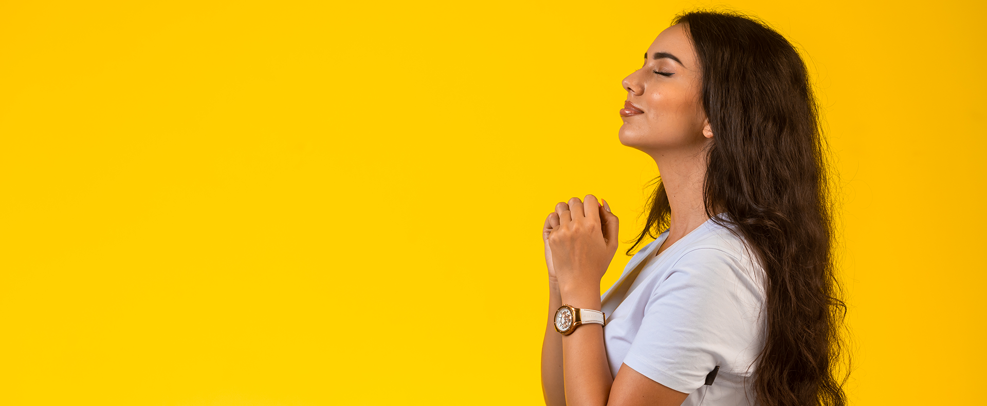 Aidan-University-Associate-Degree-Biblical-Studies-Young-Woman-Praying-Seeking-Gods-Will-for-her-academic-future-and-studies